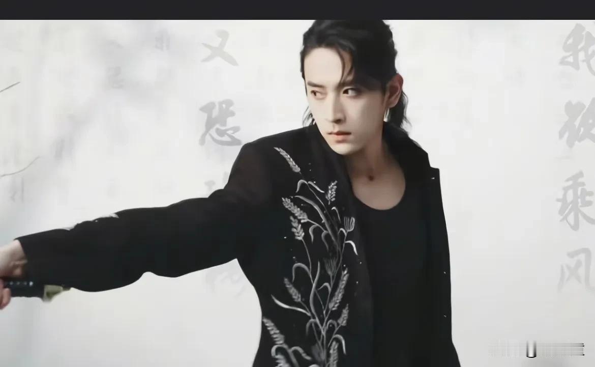 最能够证明《披荆斩棘》是真唱的选手，就是陈若轩！他演唱歌曲是《天下》，原唱张杰