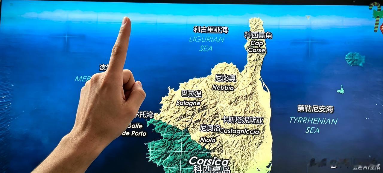 地中海明珠科西嘉岛，如一只手指着北边不边处的意大利，南边紧挨着意大利西西里岛，但