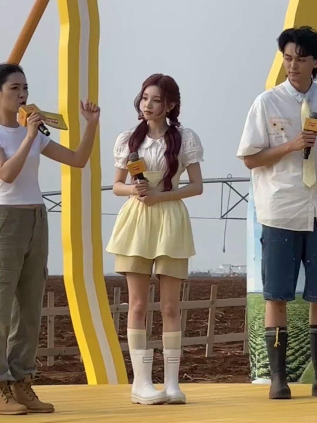 宋雨琦线下活动疑似不舒服宝宝注意身体啊不舒服还营业好心疼宋雨琦一直走花路吧