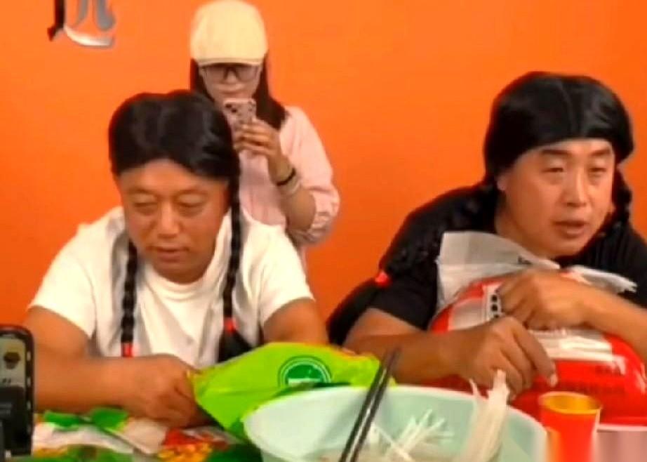 那个叫白兄弟的网红，最近这操作真是越来越看不懂了。前脚刚跟他那位贺姑娘你侬我侬