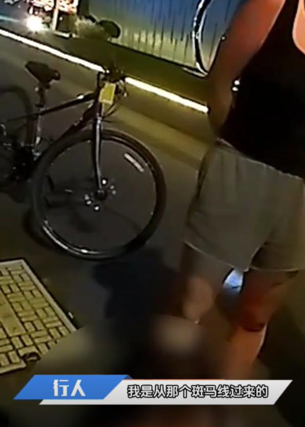 上海一女子因急着回家，闯红灯横穿马路，却被正常骑行的少年撞倒，双方责任引发争议。