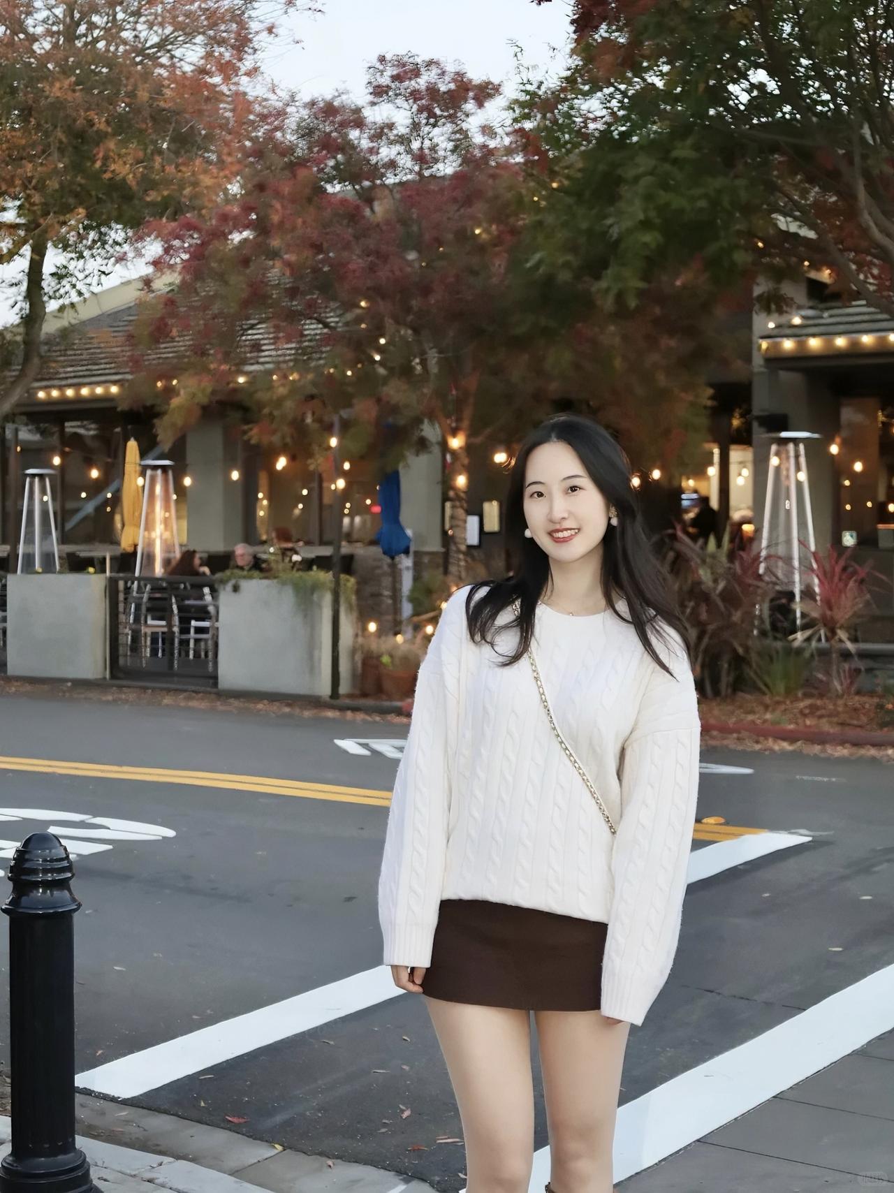 秋意浓的加州小镇也太好拍啦🍂裹着软糯的白色麻花毛衣，搭咖色短裙和长靴，暖呼呼
