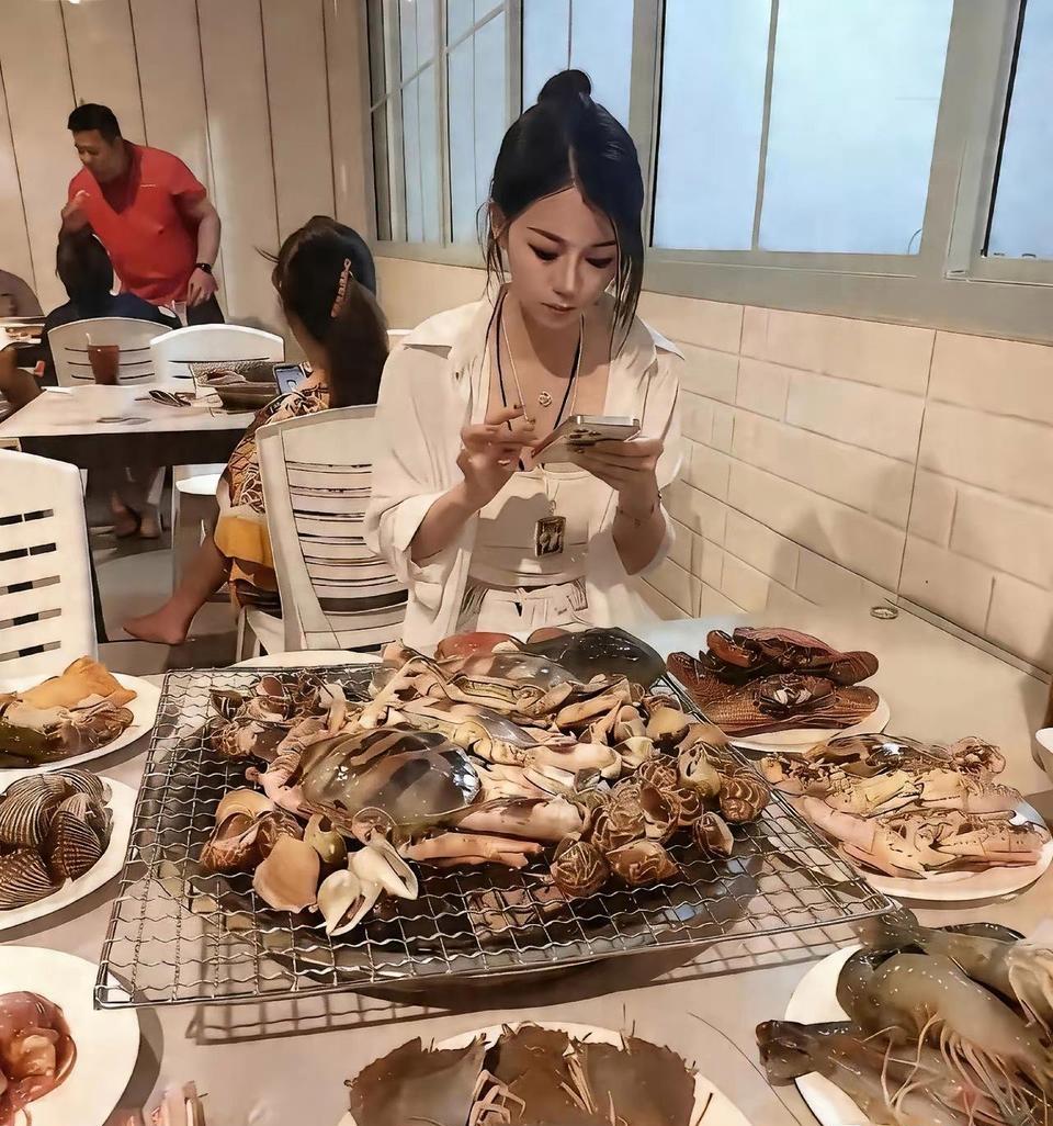 初次约会，她已经把菜点好了！这菜看着也不便宜啊，摸摸钱包里200块钱估计危险