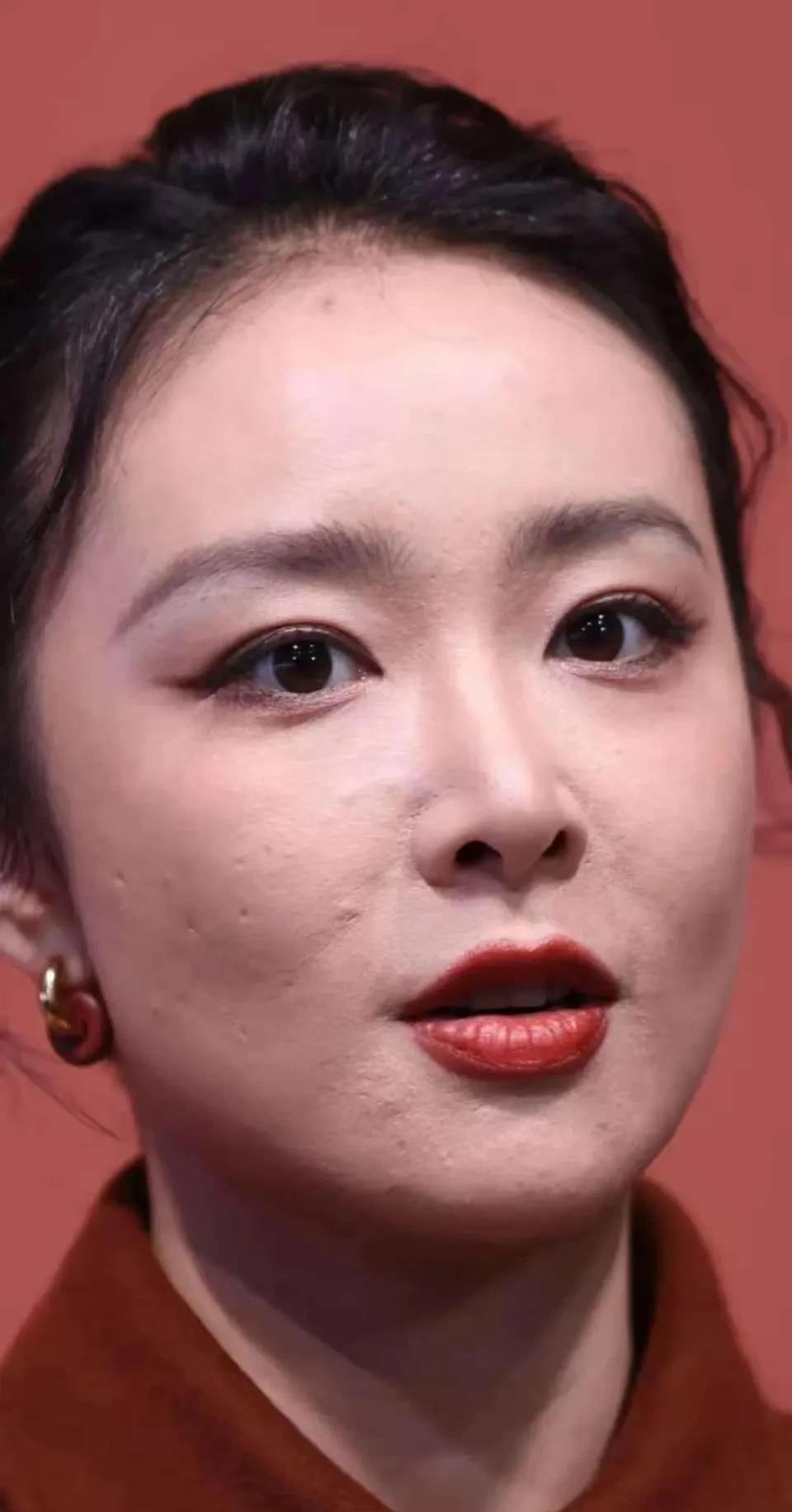 原来这就是大嫂高叶真实的皮肤状态这坑坑洼洼的是不是很吓人。明星对皮肤的要求不应