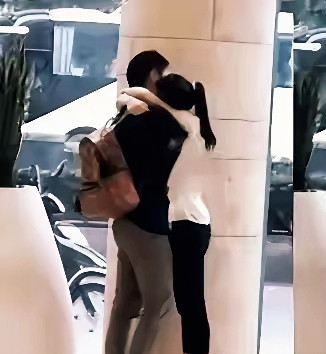 奶茶妹妹看强哥的眼神，真的跟以前不一样了！以前被拍到，她都是紧紧挽着强哥手臂