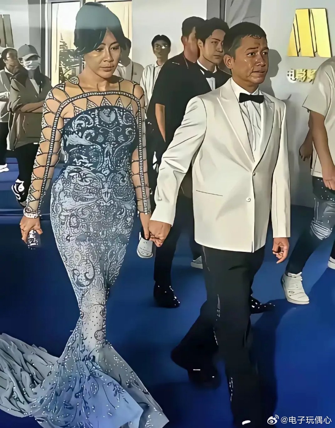 我的天啊，这衣服选的，梁朝伟牵着美人鱼反而衬托他的年轻了