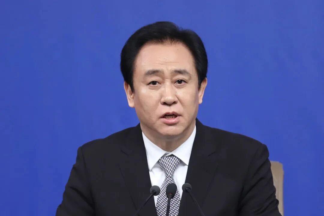 许家印4月13日到14日在深圳中院站了两天庭，关了800多天后，当庭只说了四个字