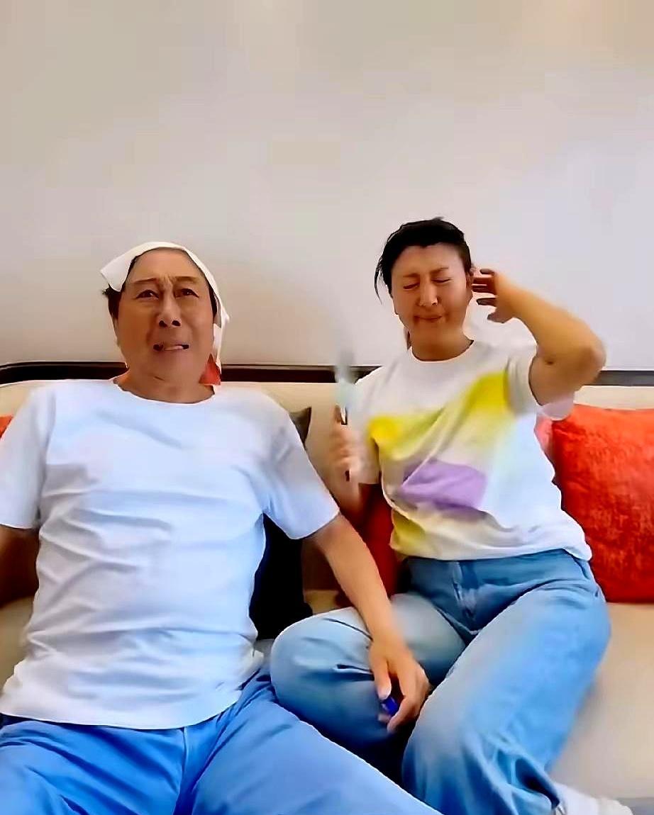 冯巩搂了下闫学晶的肩膀，底下评论，瞬间把两种人筛了出来。第一种人，盯着规矩，盘