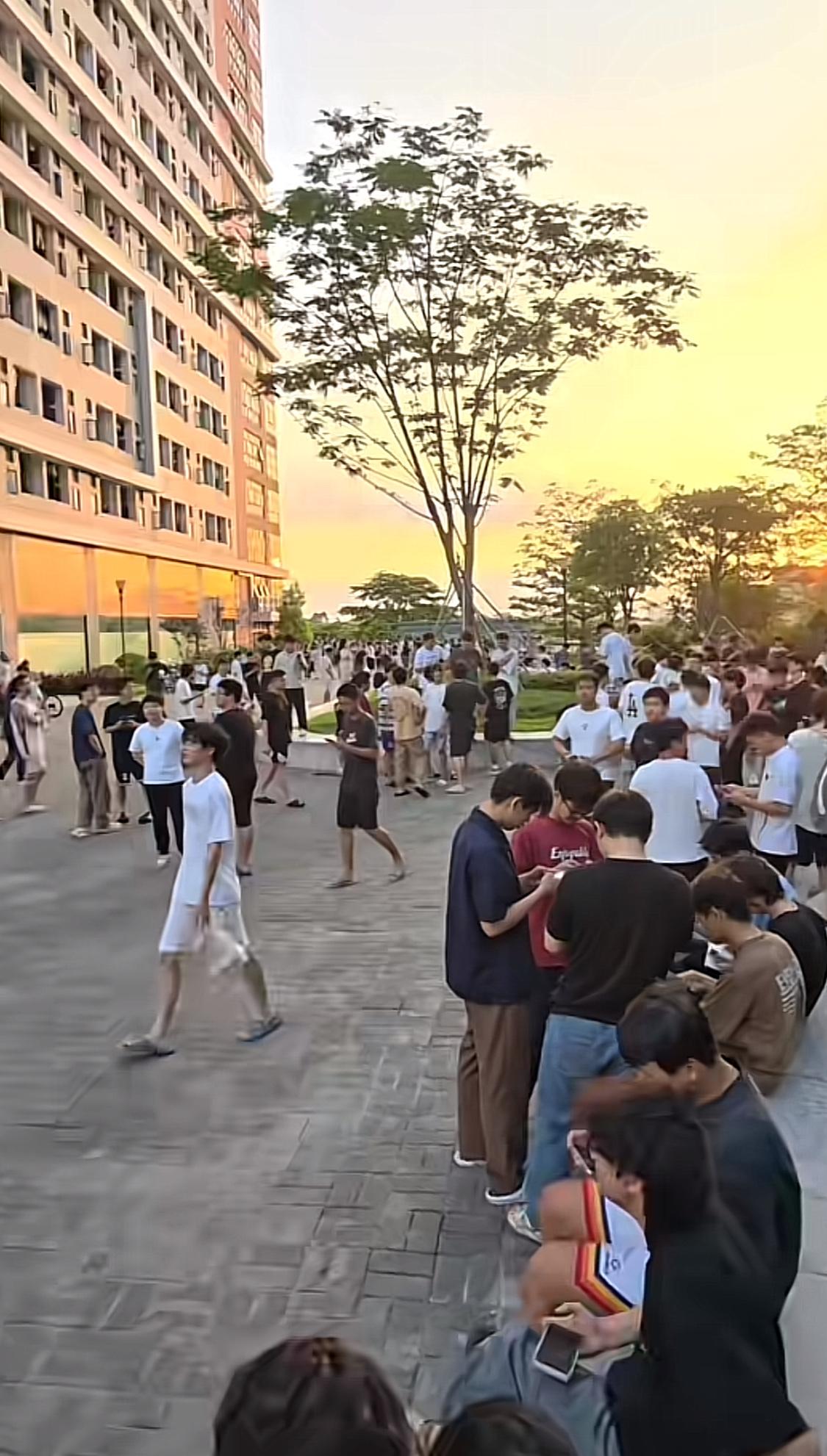当代大学生，一个小震全跑楼下了。广州今天下午发生了小震，连带清远都有余震，今