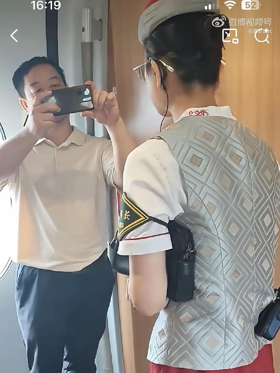 真的看不懂这种操作！男子上错列车，列车长核验车票，他拒不配合，还举着手机对着列