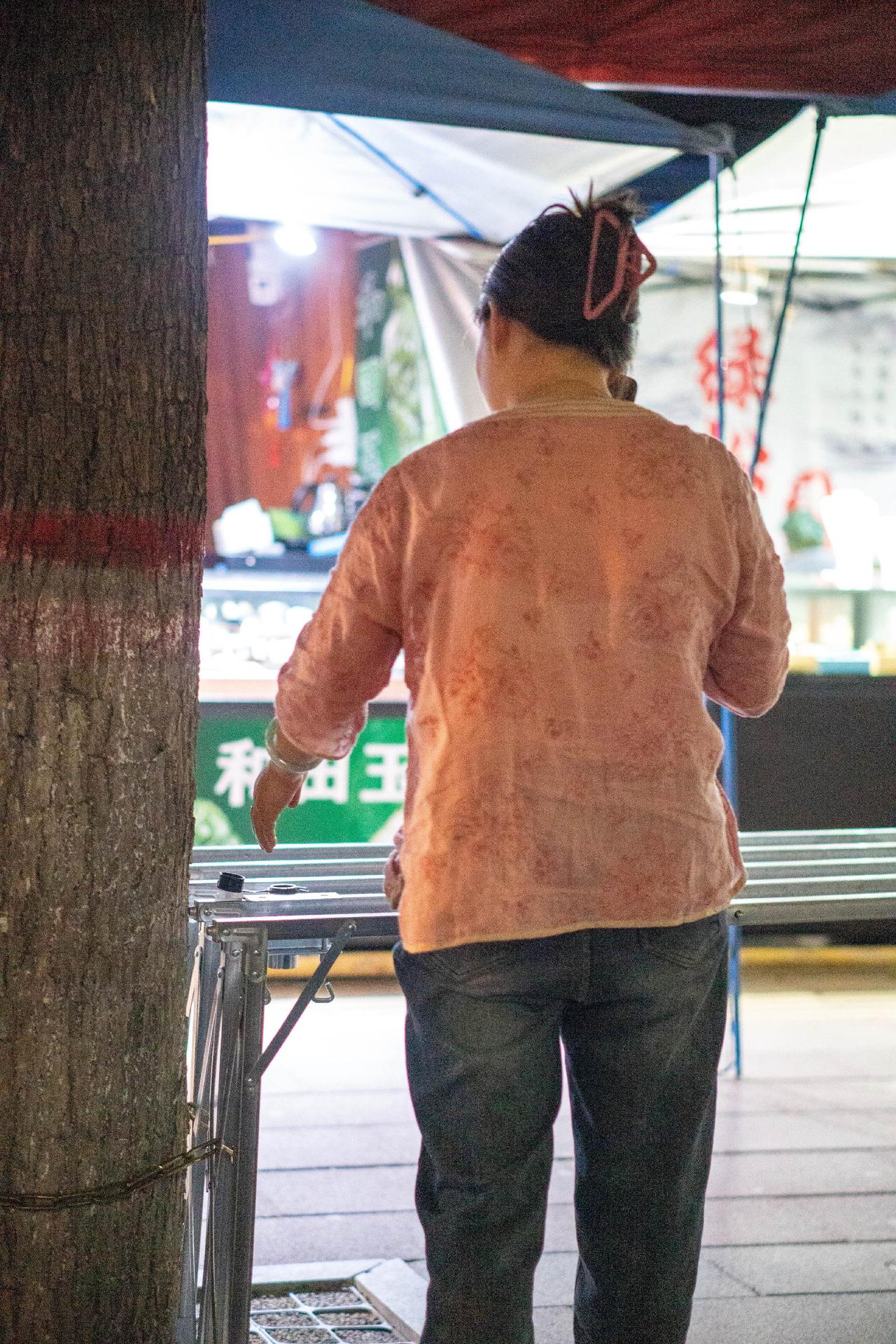 村上今天有位大姐走了，是昨晚上吊走得，她还自己穿好寿衣。63岁，说是和媳妇吵架一