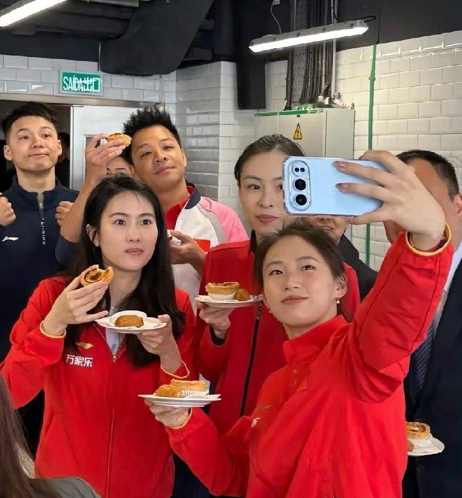 陈若琳教练身旁站着陈芋汐，唯独缺少了全红婵的身影，心里总是忍不住泛起一丝遗憾。我