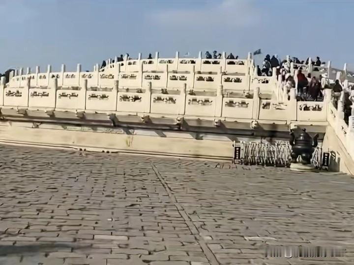 有人去北京旅游，发视频称天坛上的古建筑没有了，特别惊讶，怀疑是自己的眼睛花了。