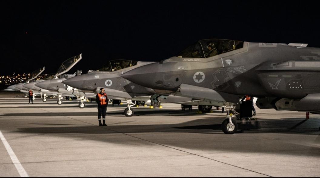 美军的B52战略轰炸机和F35隐身战机已经进入伊拉克基地，威慑伊朗特朗普的委