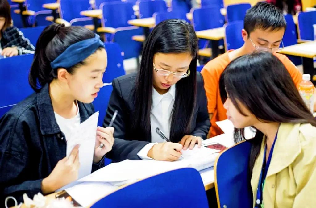 大学生找实习单位，要注意签的是实习协议，而不是劳动合同：1.大学生找实习单位有