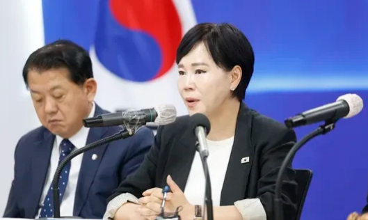 韩国国民力量党党首候选人金文洙近日因一系列争议言论遭到共同民主党猛烈抨击，被指“