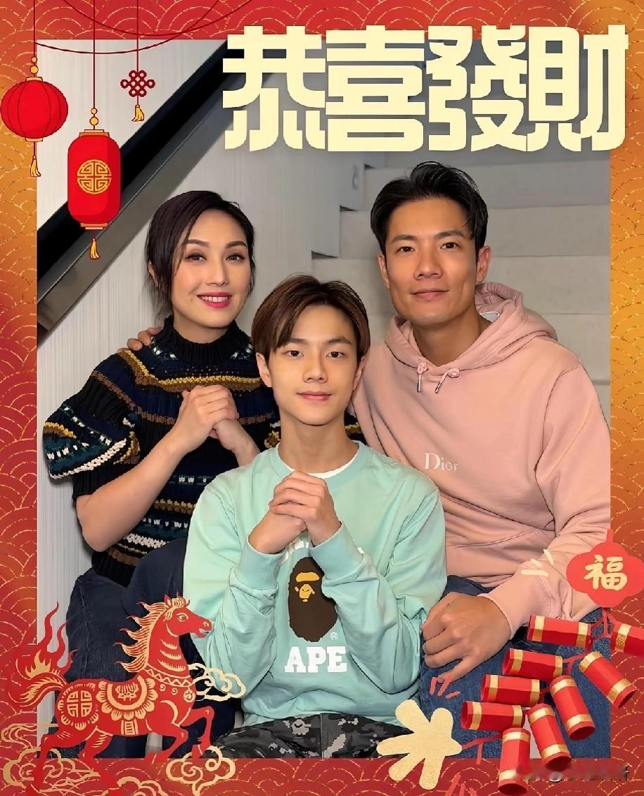 杨千嬅一家三口，儿子都这么大了，跟爸爸长得一模一样呀！