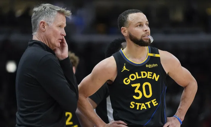 据美记MichaelScotto报道，联盟消息人士透露，勇士球员斯蒂芬-库里一