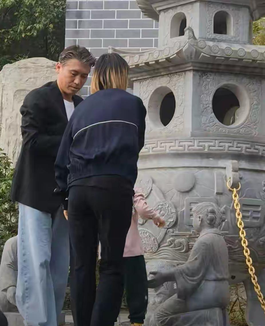 叔圈天菜李乃文丹东度假被堵！51岁状态能打，妻女同框好温馨！“劳模”李乃文国庆