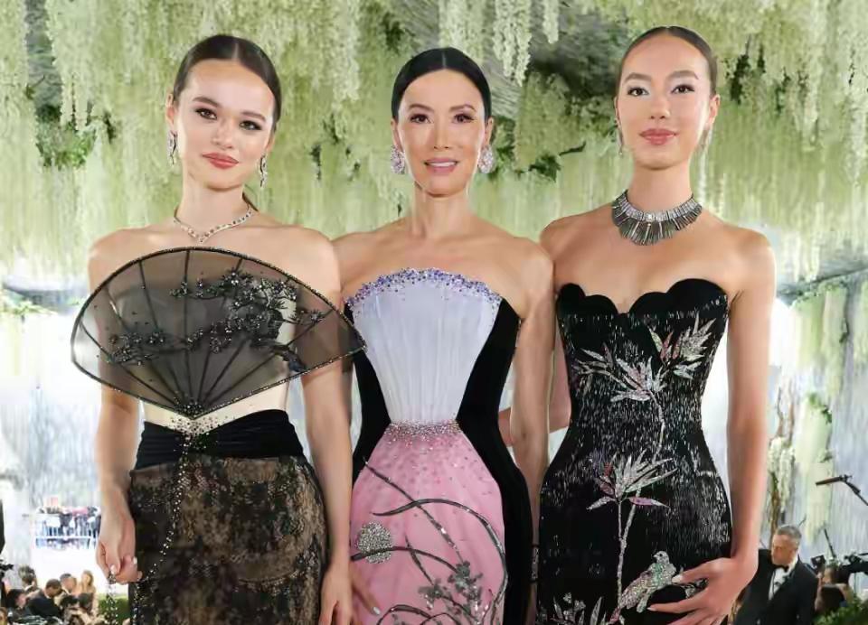 53岁邓文迪红毯杀疯了！和女儿同框竟像三姐妹