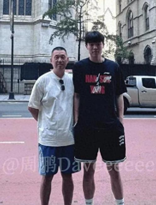 杨瀚森的父亲杨霖，山东淄博人，57岁，身高1.97米。本职工作是一名电工，同时也是当地小有名气的业余