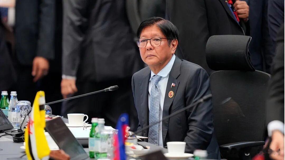 小马科斯现在的尴尬处境，纯属自导自演的闹剧！之前在南海跟着美国上蹿下跳，把对华关