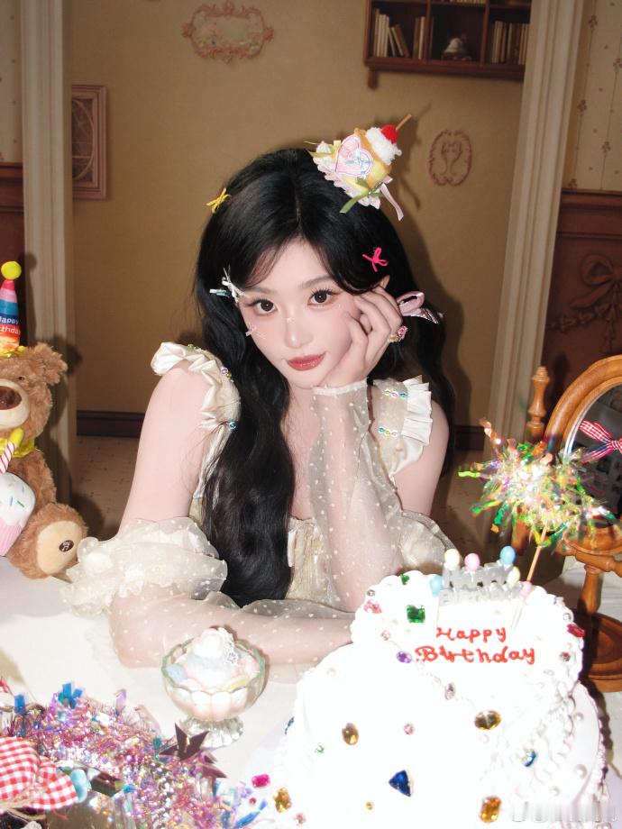 孔雪儿头顶小蛋糕、孔雪儿说要分大家吃小蛋糕孔雪儿化身甜美小蛋糕，头顶造型精致可