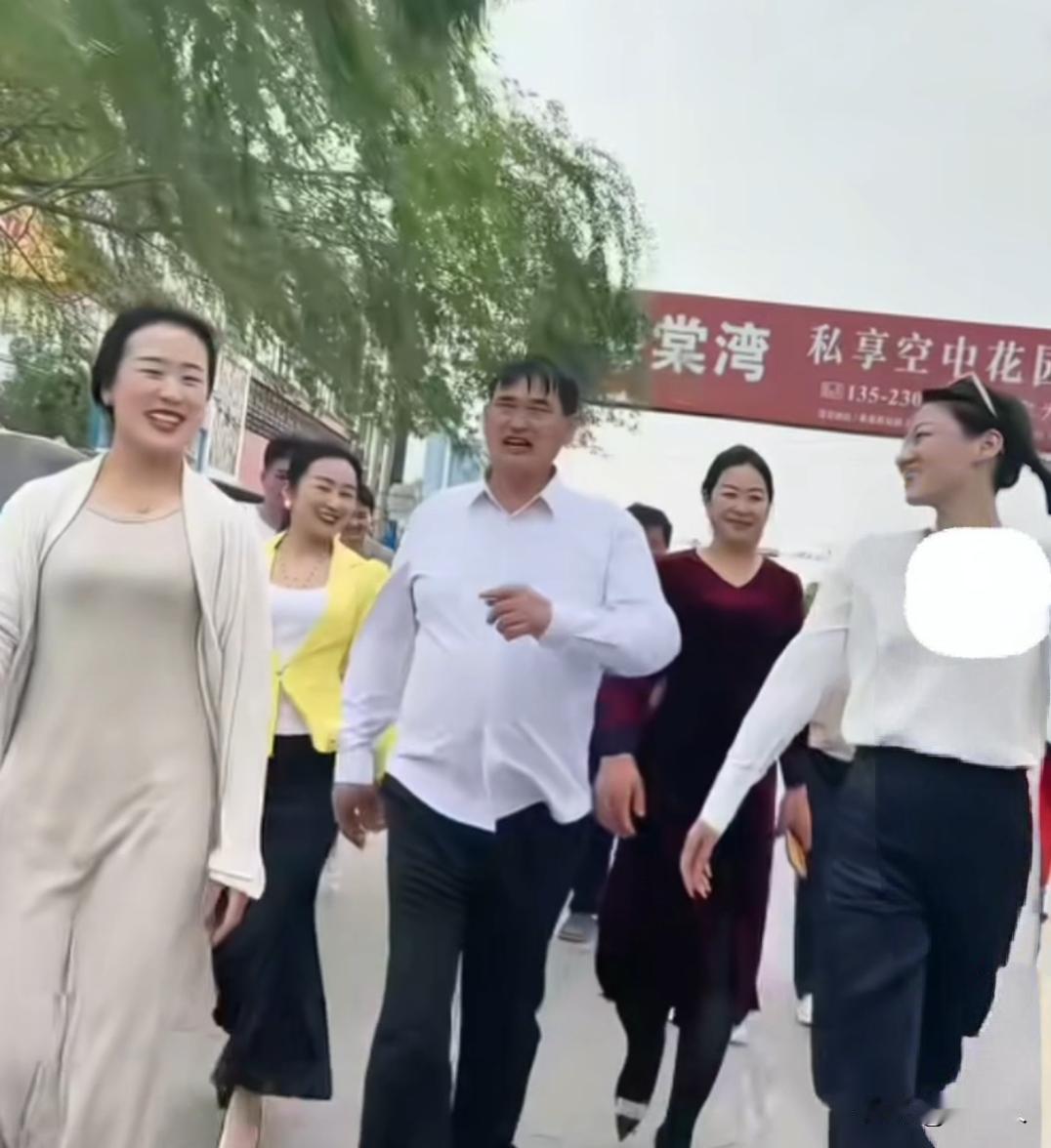 自从朱之文火了之后，很多女人天天围在他身边。这就是现实，如果你没钱试试。幸亏朱之