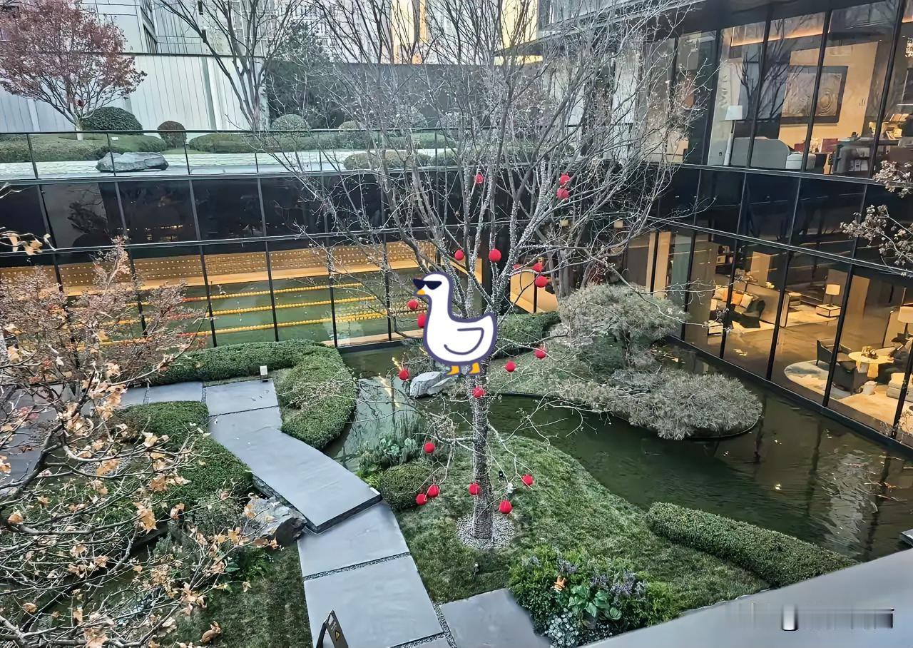 物业费我从来不拖欠，每年都会准时交，后来打听了楼上楼下的邻居，他们有好多户都没有