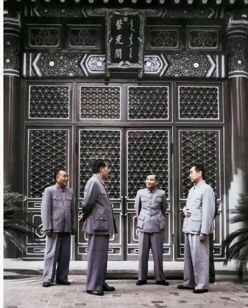 这是61岁毛主席和周总理、朱德，以及陈云的真实合影，都看看吧，这可不是剧照，照片