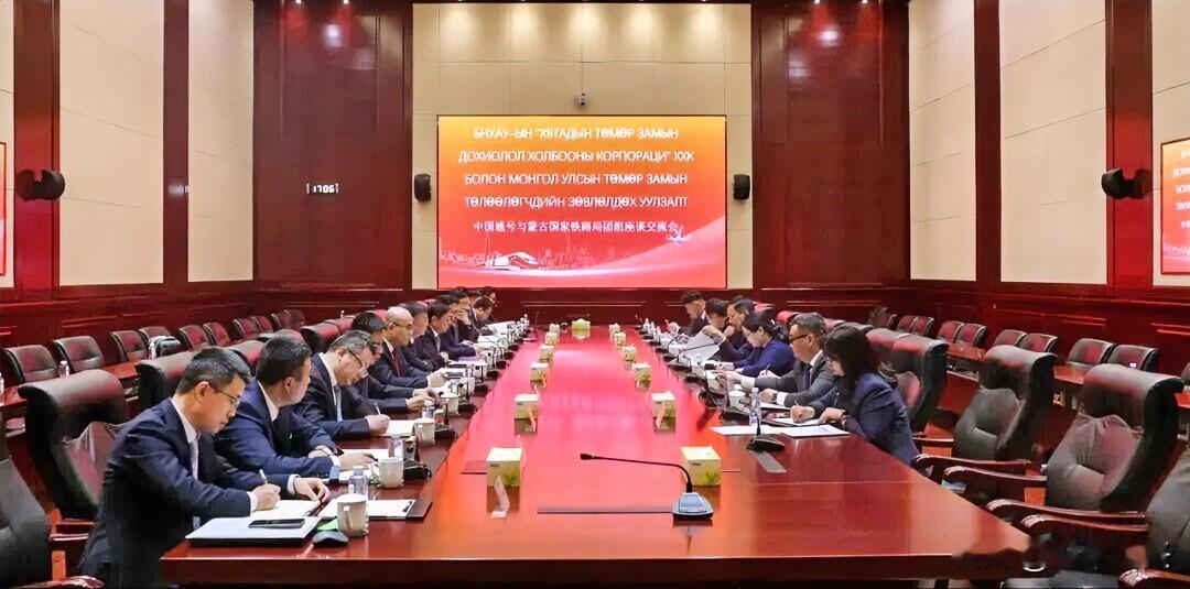 11月24日，蒙古国国家铁路局局长边·阿图尔率队到访中国通号，与中国通号党委书记