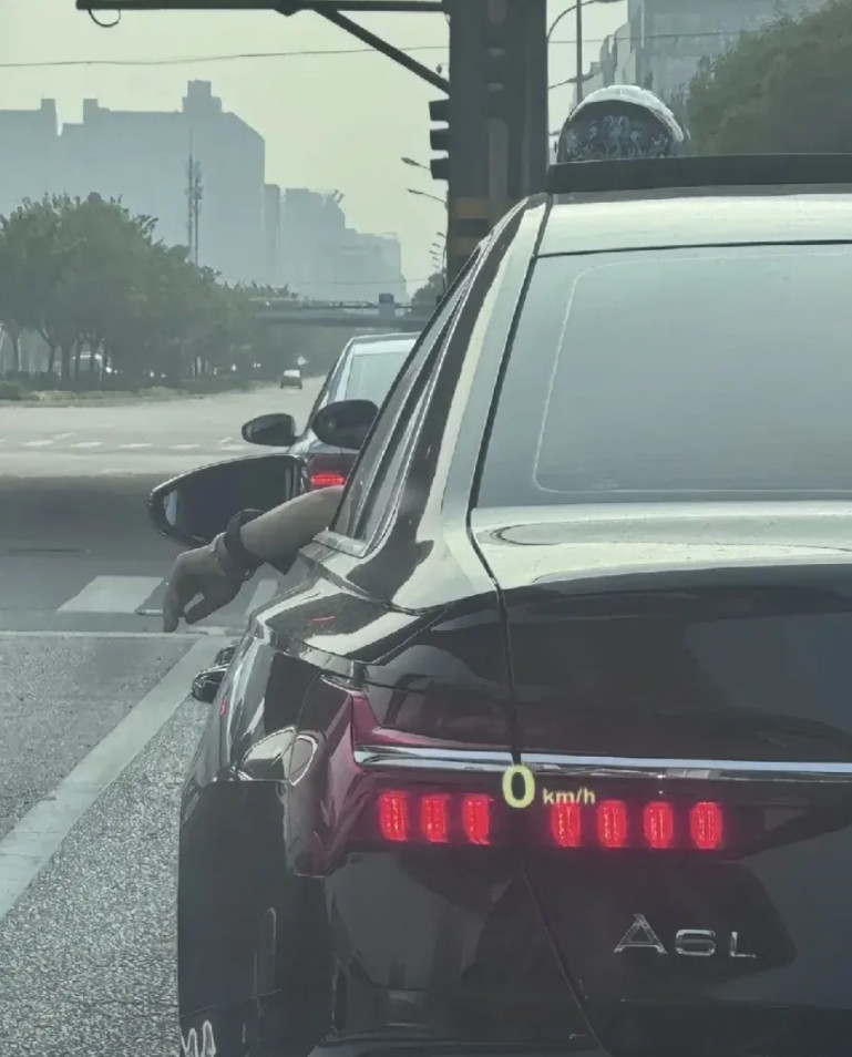 开车习惯把手伸到外面的人都是什么心态？1、装酷2、弹烟灰3、手热的4、不
