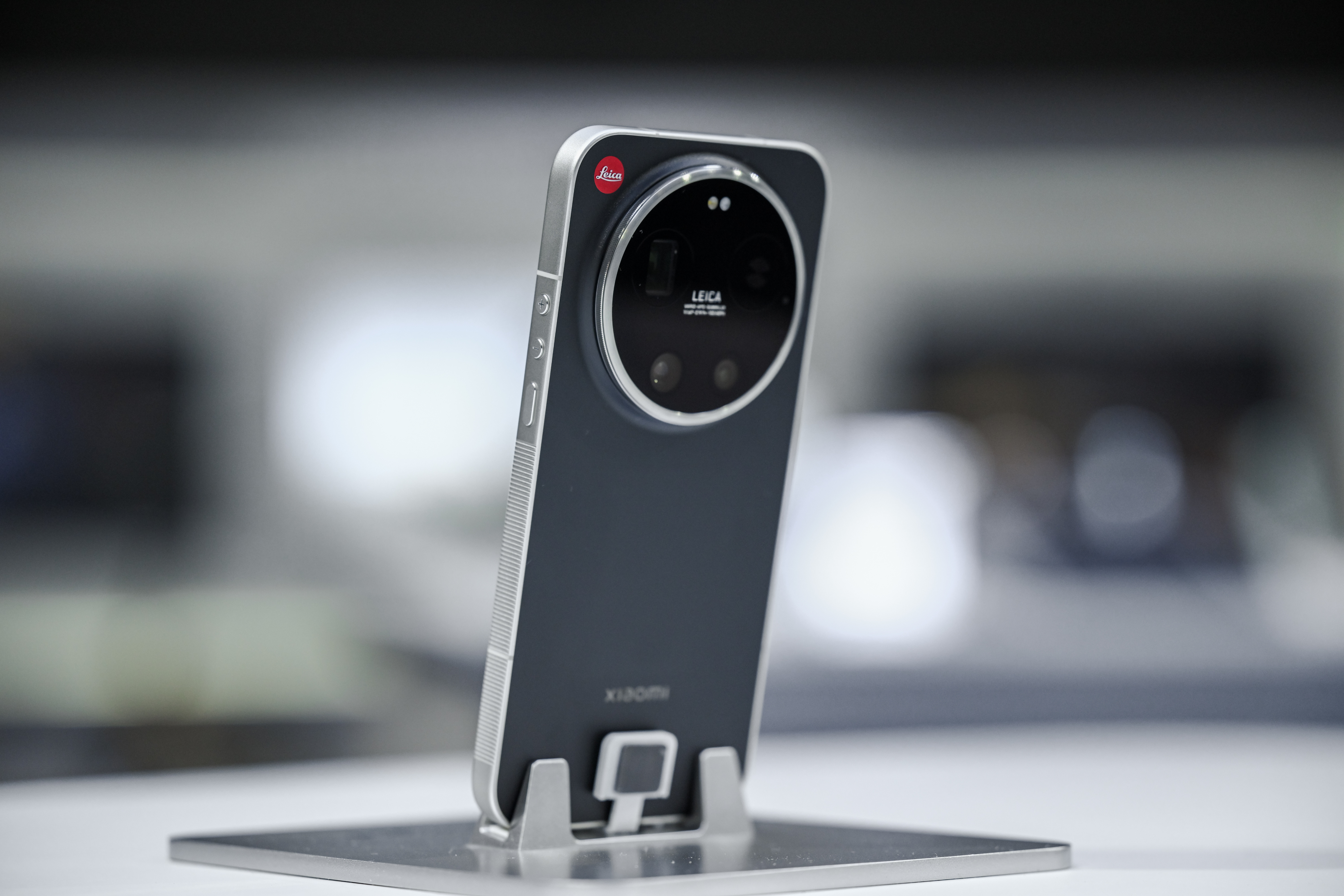 国行版LeitzPhone5来了（真正的徕卡手机），它外观更改为了银黑配，并