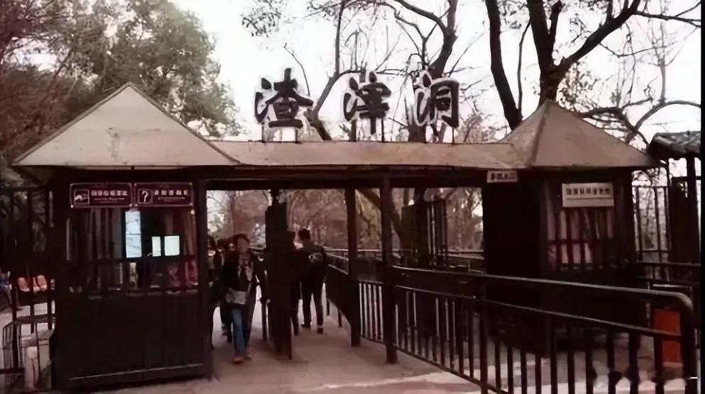 1948年，女烈士被押往渣滓洞，熟人暗中相助放她逃生，她却毅然拒绝“趁四周无人，