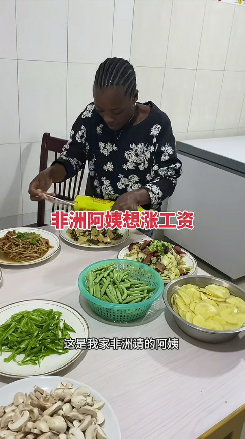 非洲阿姨想涨100元工资，被拒绝了。有一对夫妻带着三胎儿子在非洲生活，他们请