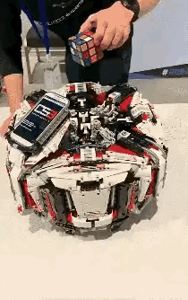 果然是什么人都有，竟然还发明了魔方机器人。