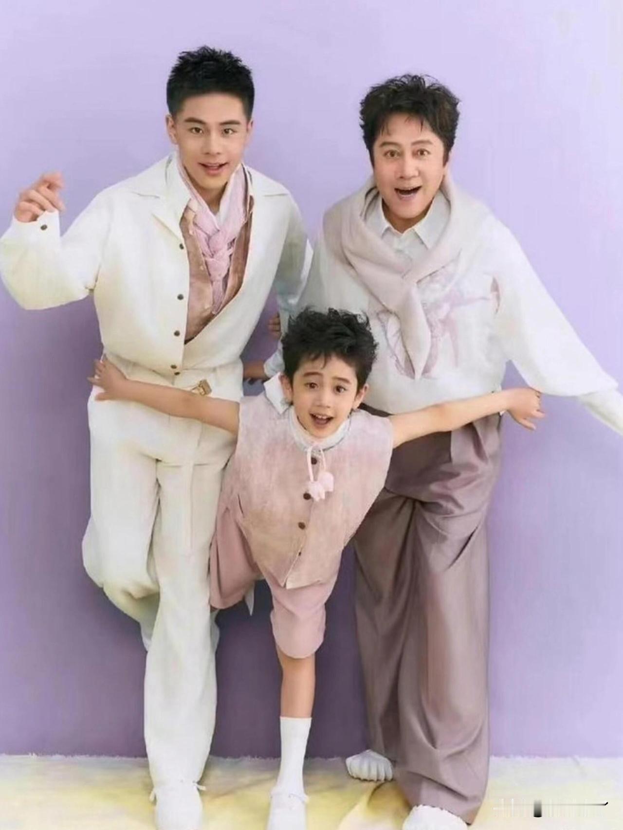 不老男神蔡国庆携两个儿子拍摄亲子写真，父子三人一共解锁三套风格各异的造型。同框出