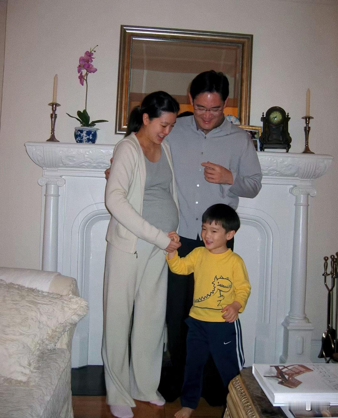 李在镕真是个痴情男人，他本拥有一个幸福的一家四口。可零九年和林世玲离婚后一直未婚