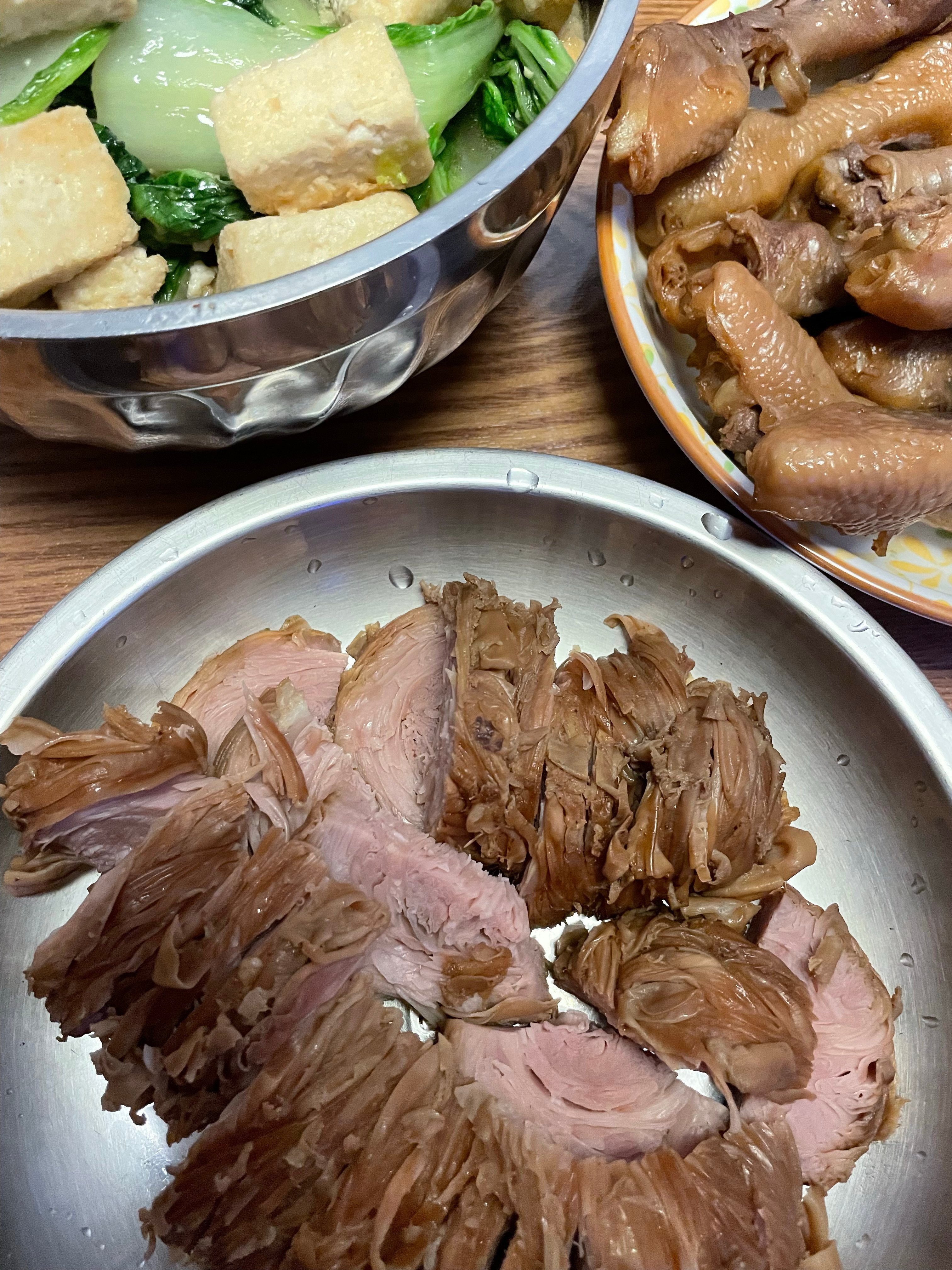 今天下午就回自己家啦！中午给我爸做了小白菜煎豆腐，我爸给我买的卤味！你们吃苦肠吗