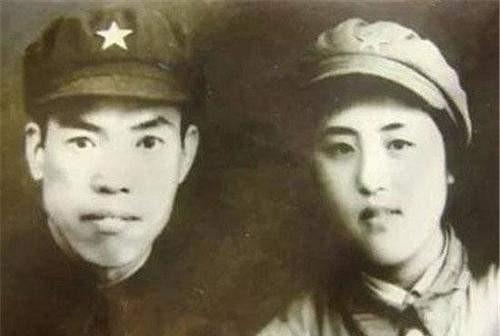 1948年，政委把21岁女护士调到37岁军长梁兴初身边，命令她去给他洗眼睛。但这