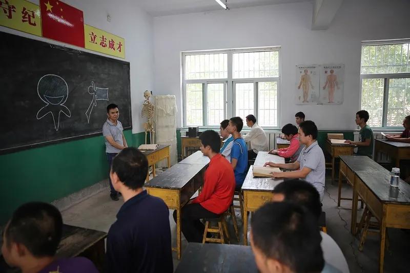 唉！真的是没办法说了。期末综合考核的时候，后勤人员布置个会场、搬个桌凳就算工作量
