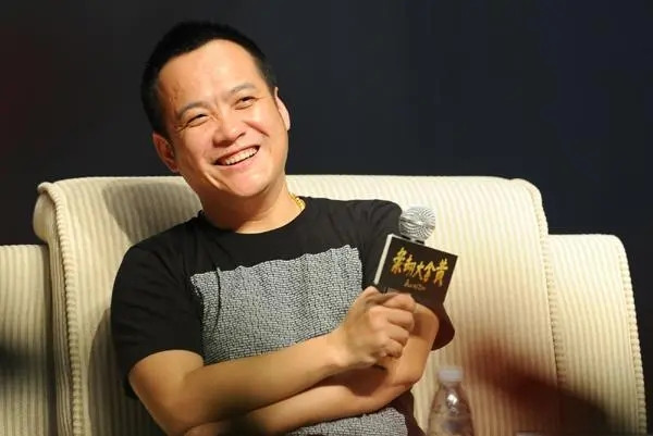 知名导演宁浩很喜欢戴金链子，几乎每次拍完片他都要去金店买。有一次，他去金店买链子