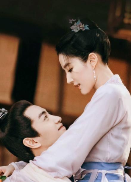 2021年，刘亦菲不解地问陈晓：“你老婆怎么天天来探班？”陈晓意味深长地说：“