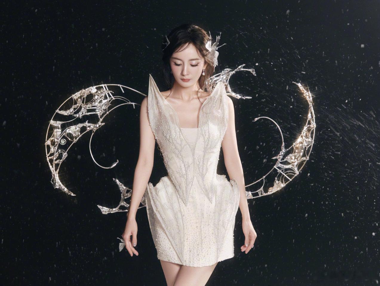 杨幂今天王者活动，绝美妆造来啦！是公主！是精灵！是女王