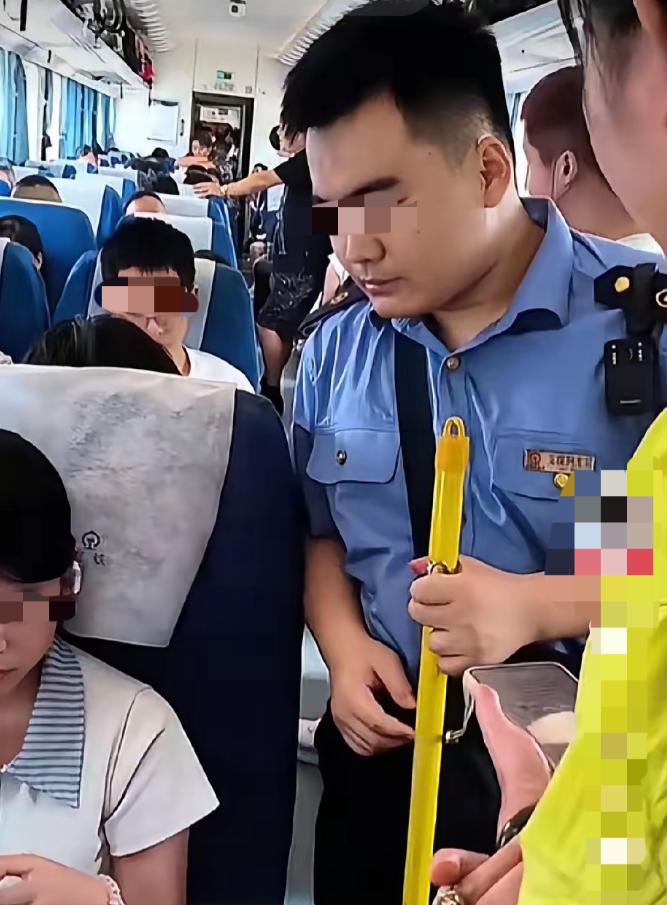 “混账就是这么来的？”江苏火车上一幕引爆争议，两个姑娘买三张票只为多留一个座位放