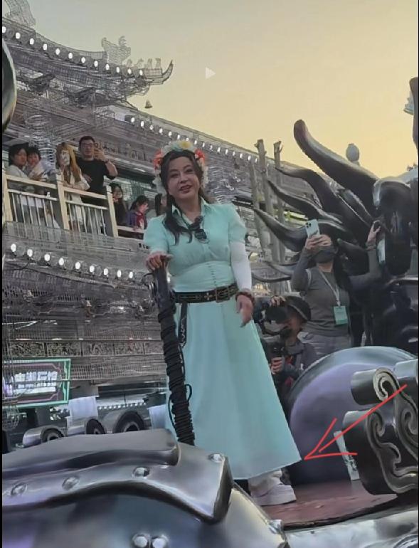 真的佩服刘晓庆，75岁了，在洛阳万仙山还穿这样的绿色紧身裙，显得膀阔腰圆，腰带勒