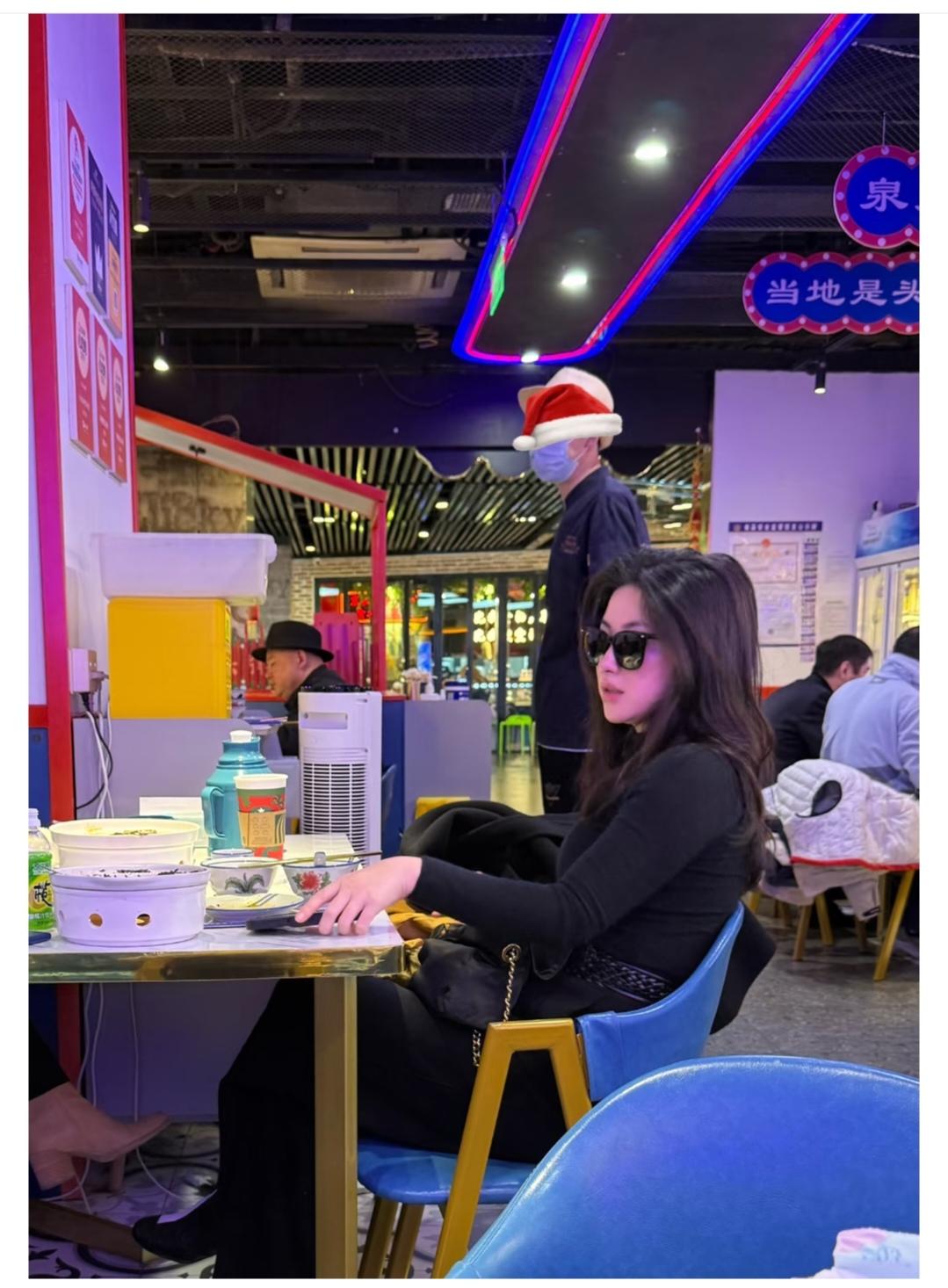 朱珠，明星真不容易，吃个饭也要戴墨镜。