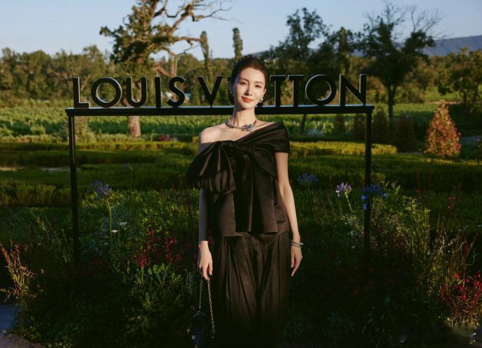 金晨在这里面有一种别人发朋友圈会把她裁掉的气质。