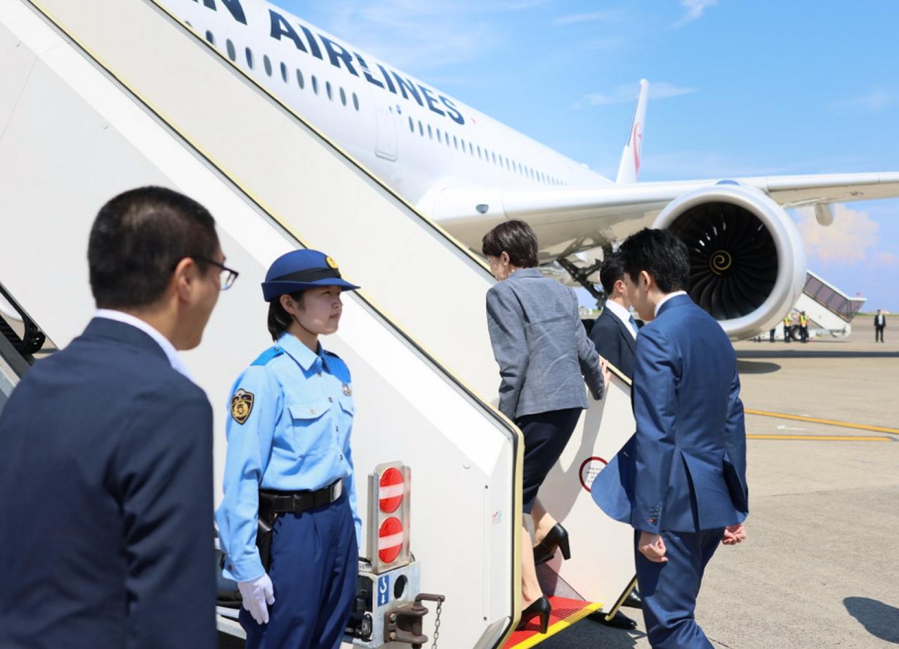 6月13号上午，高市早苗从日本启程前往英国和意大利访问，并在法国出席七国集团峰会