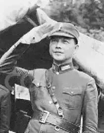 1938年12月18日上午，重庆珊瑚坝机场。国民党空军少将周至柔乘坐去昆明的飞机